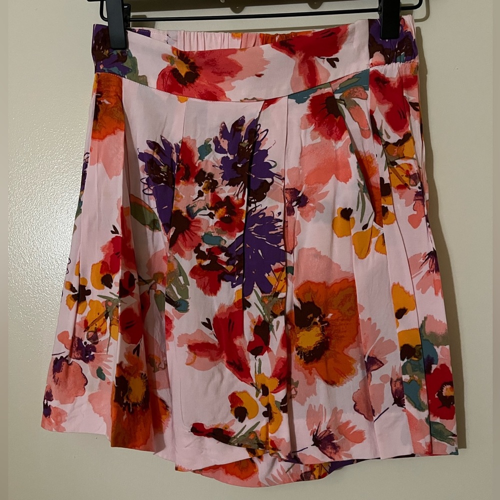 Floral high waisted shorts, size 4 ladies, from H&M💕